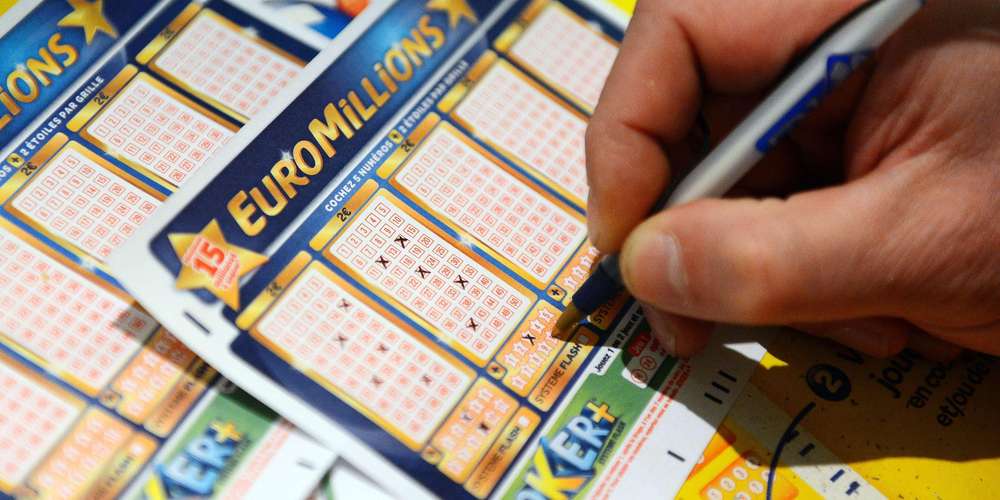 Un couple tombe sur un ticket gagnant de 105 000 millions d&rsquo;euros lors du nettoyage de Noël